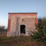 Accanto a una torretta rossa detta du p�d�cchie (�del pidocchio�)...